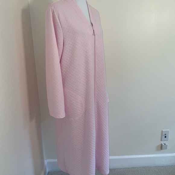 Croft & Barrow Light Pink Quilted Robe - Picture 5 of 6